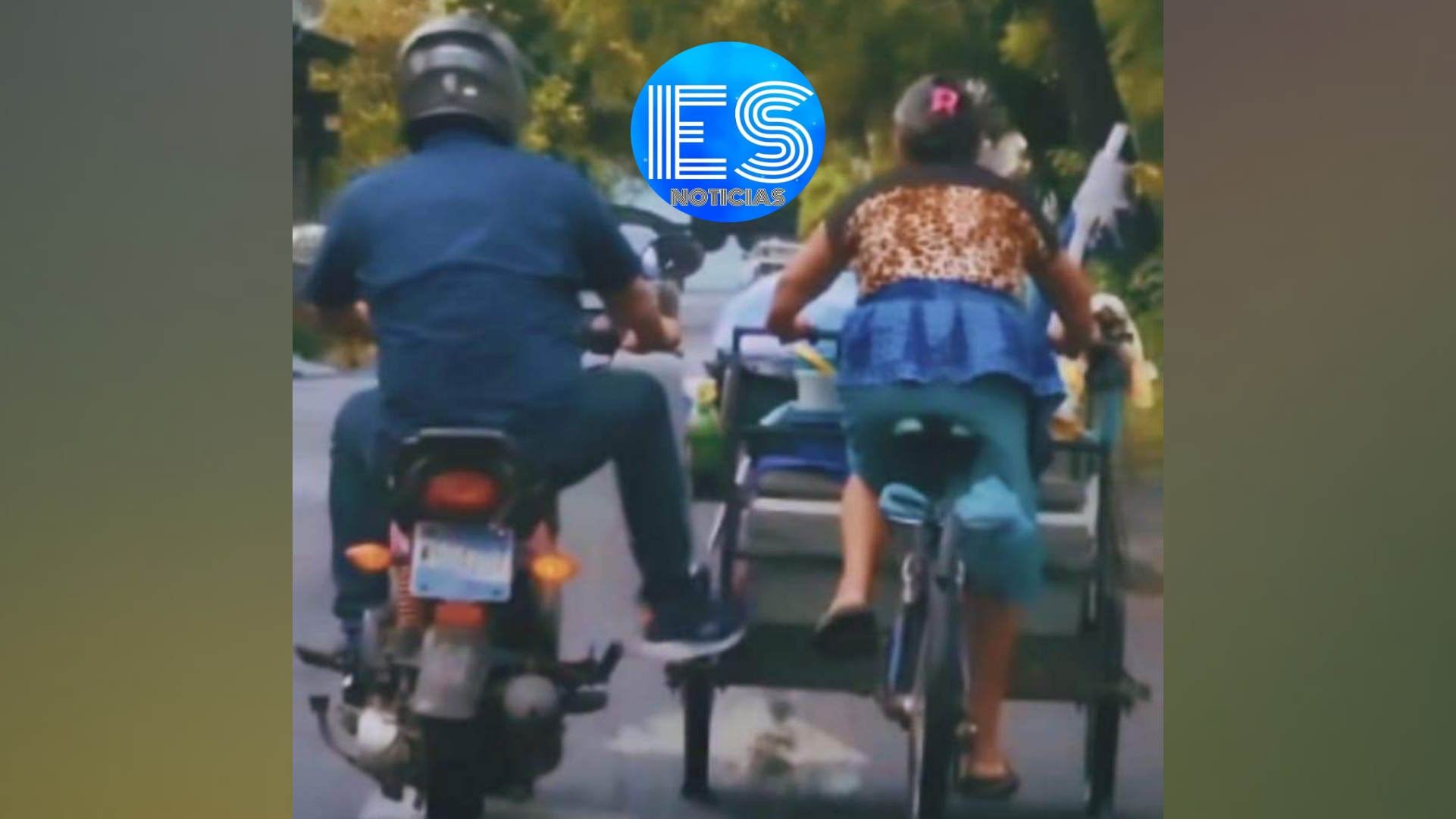 Motociclista ayuda a señora que iba en bicicleta modificada para vender comida a empujarla y aminorar su esfuerzo.