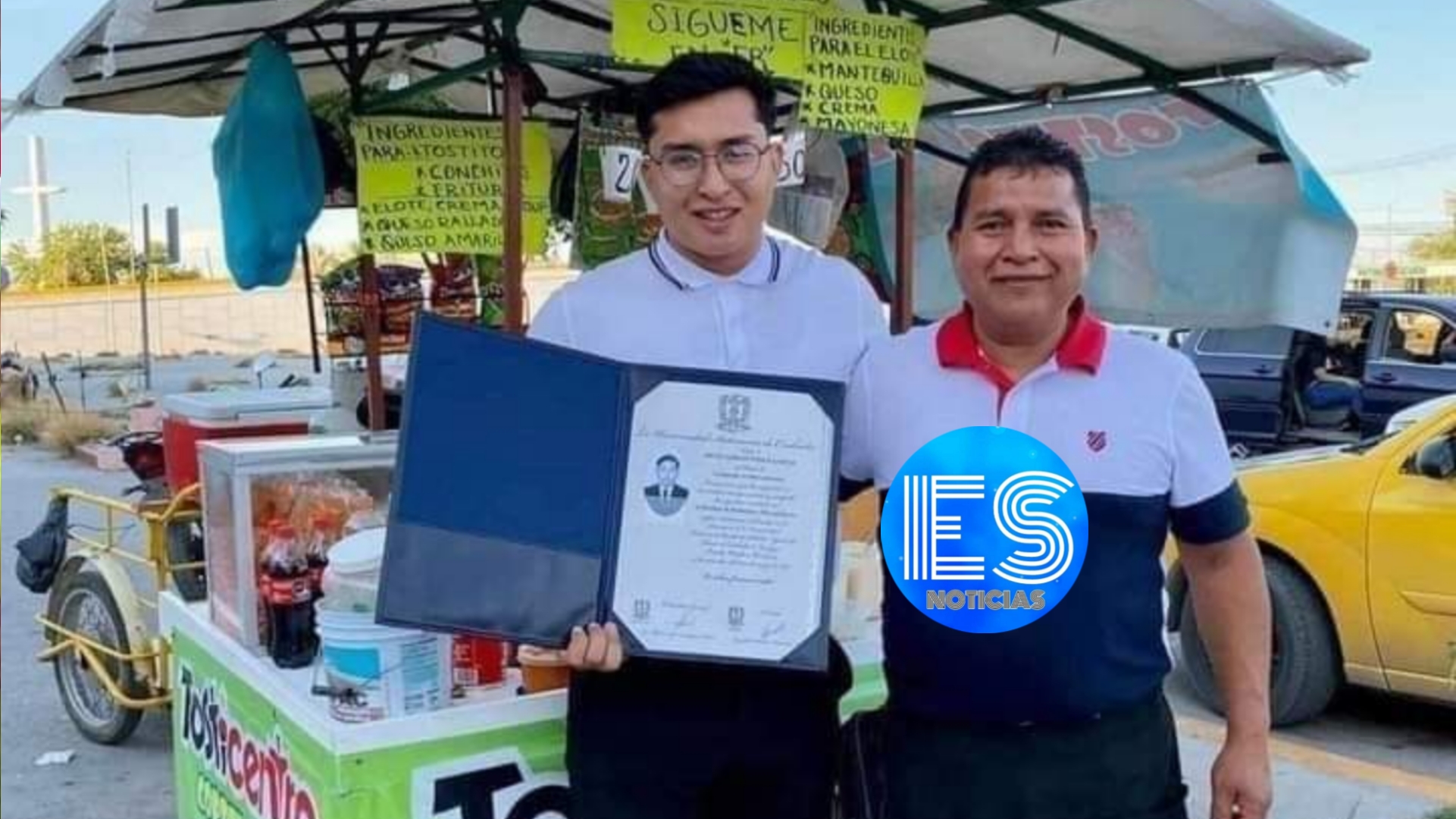 Joven entrega su título a su padre ya que gracias a su esfuerzo pudo cumplir su sueño de ser un profesional.