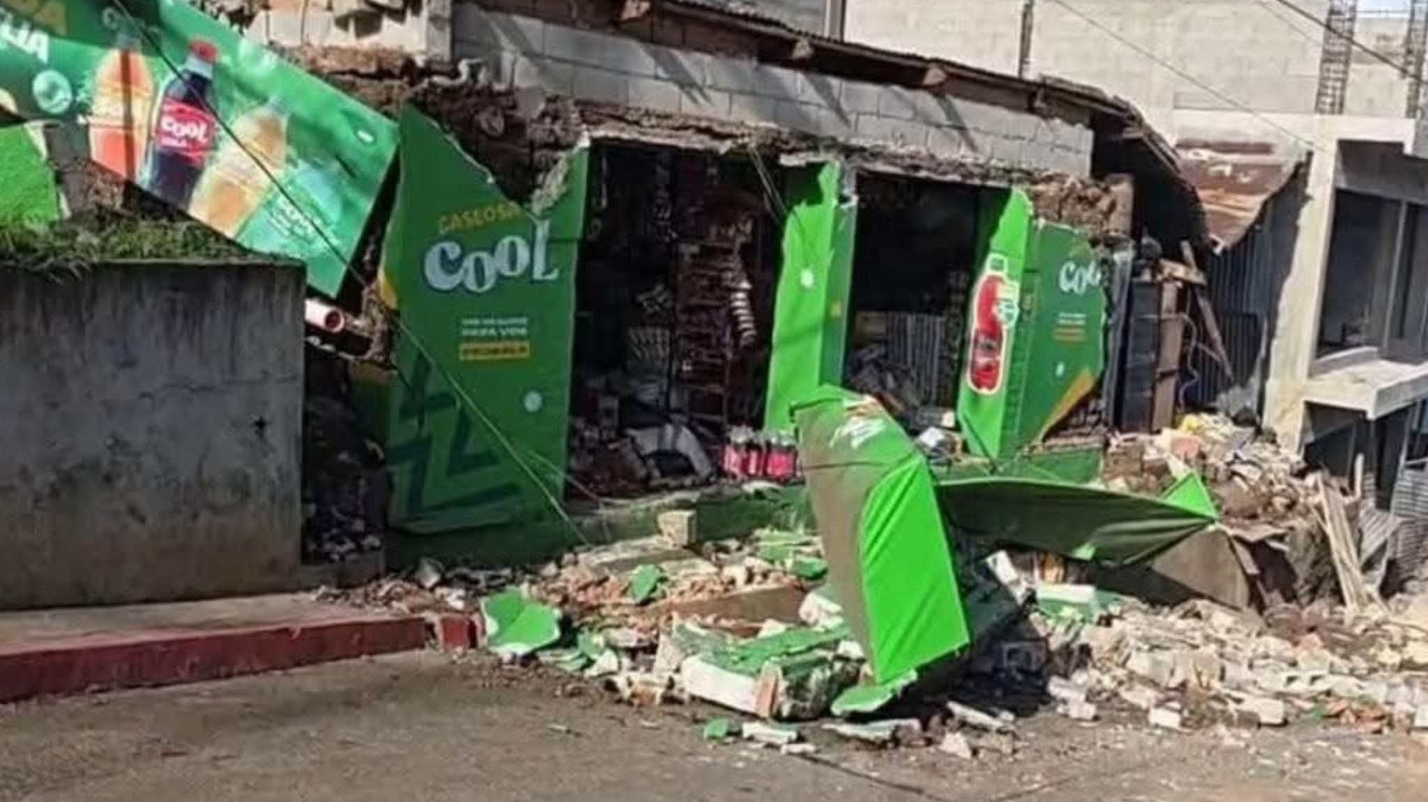 Tienda no soporto los varios sismos y se vino por completo abajo.